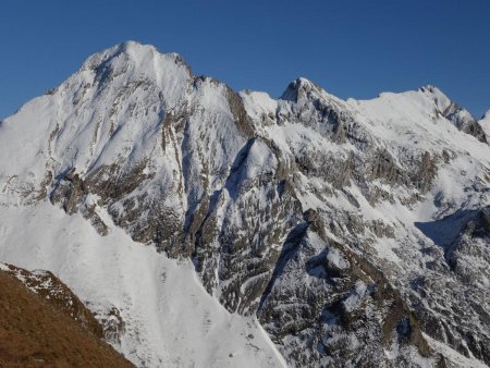 Un regard vers les pointes de la Blonnière.