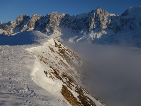 Sur les crêtes, face aux aiguilles de Chamonix.