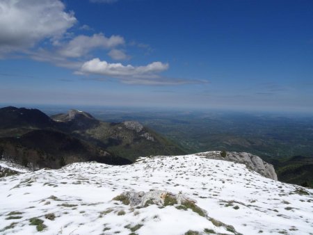 Au sommet, vue vers le nord-ouest