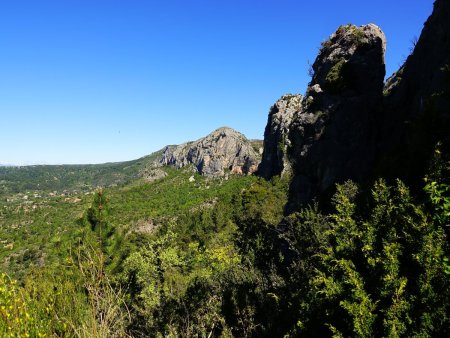 Vue vers les falaises dominant Moustiers-Sainte-Marie.