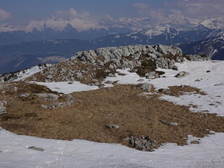 Une place idéale pour un bivouac au sommet.