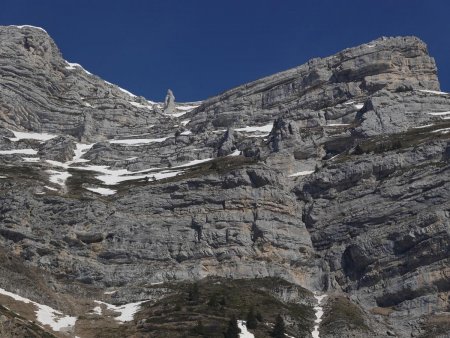 Il reste un peu de neige sur les vires du pas de l’Oeille.