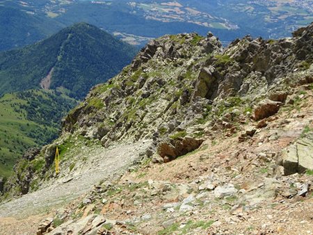 Dans la descente, la flèche montre l’accès à la rampe