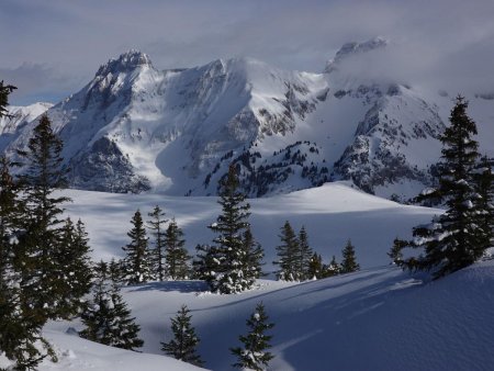 La vue omniprésente sur Pointe Blanche, Balafrasse, Pointe du Midi...