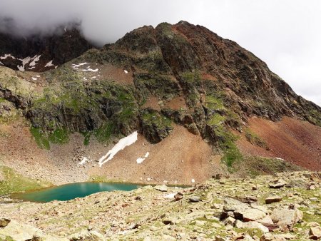 Epaule 2270 : le Lac Long en contrebas et la Pointe Gerlach.