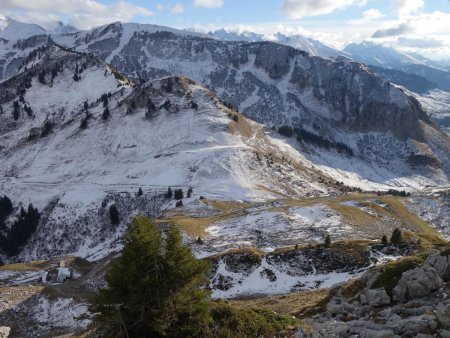 On domine le col de la Colombière.