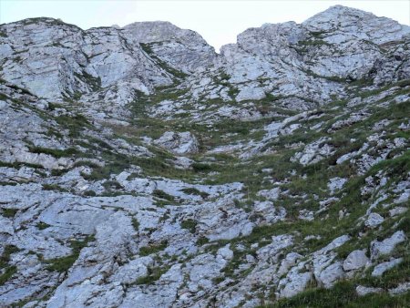 Dans le début de la montée. C’est tout droit, en visant le «Z» inversé, tout en haut.