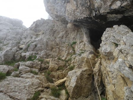 Au niveau de la grotte, une traversée peu difficile mais exposée.