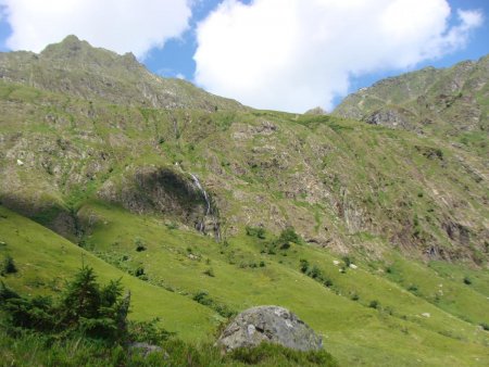 En redescendant, vue sur les Rochers de l’Aigle, dans la combe des Roches.