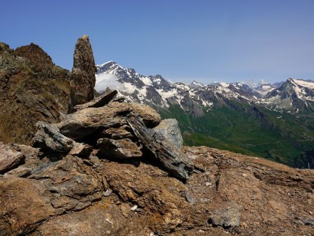 Le cairn du sommet et le Grand Combin.