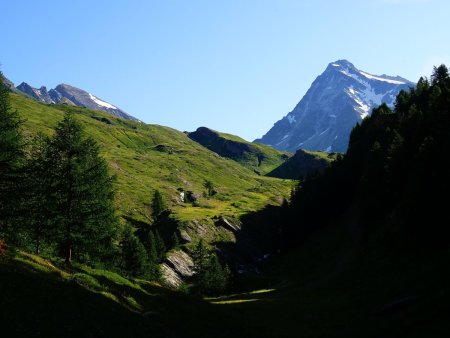 Le Mont Avril, à gauche, et le Mont Gelé, à droite.