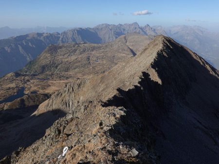 Un regard arrière sur la crête parcourue.