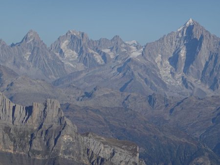 Les aiguilles du massif du Mont-Blanc, et tout derrière le Grand Combin qui émerge tout juste.