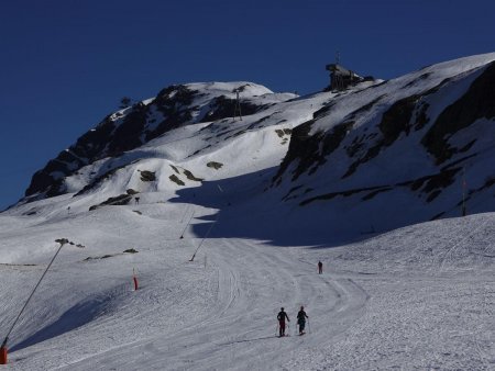 Montée par les pistes en direction de 2700 pour les touristes, 2620 pour les autres.