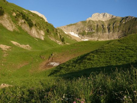 Montée sous l’imposant Jallouvre...