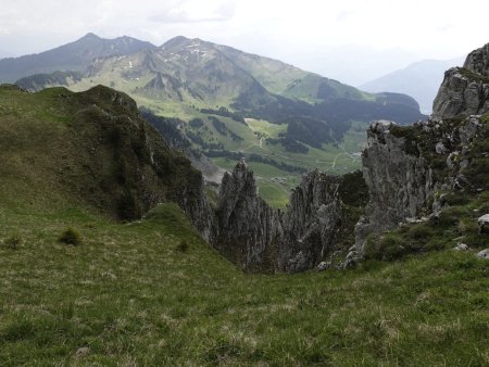 Au-dessus des tours des falaises dominant Sommand.