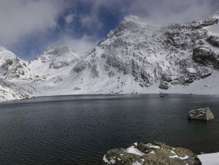 Le lac du  Grand Doménon, sous le pic homonyme.