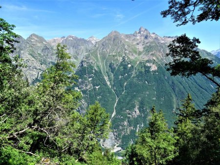 De l’autre côté de la vallée, l’immense versant sud de Belledonne se dévoile, avec la Grande Lance d’Allemont qui culmine à 2842 m, sur la droite