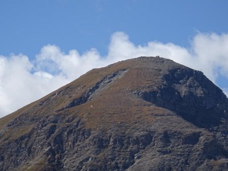 Zoom sur la Pointe de Tierce (2972 m). On aperçoit sa Chapelle et le Croix