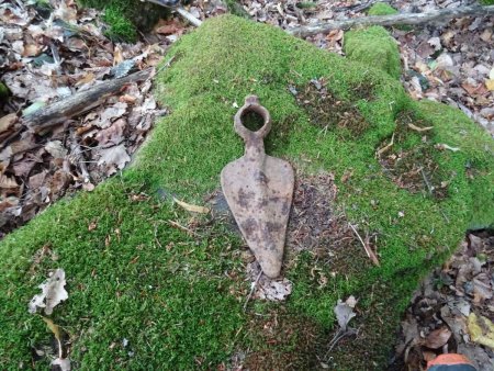 Ruines, à 1250 m : en tournant au pied des murs, je tombe sur le reste d’un outil de paysan. Il n’y a plus que le fer (serfouette cœur, ou sape ??). Le manche en bois n’a pas duré...