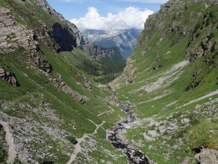 On domine l’étroit vallon.