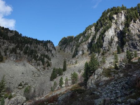 Le sentier monte la caillasse pour franchir cette brèche.