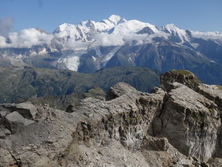 On atteint la crête déchiquetée, le panorama s’ouvre sur l’autre versant.