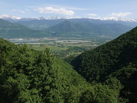 Dès qu’on s’élève au dessus des arbres, la vue s’ouvre sur la vallée.