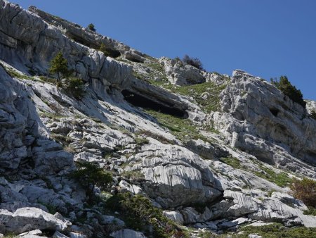 On passe sous une profonde balme.