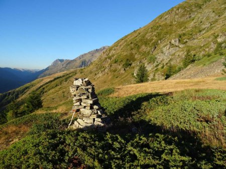 Un cairn, gros, appuyé sur sa béquille de bois, signale ce lieu particulier