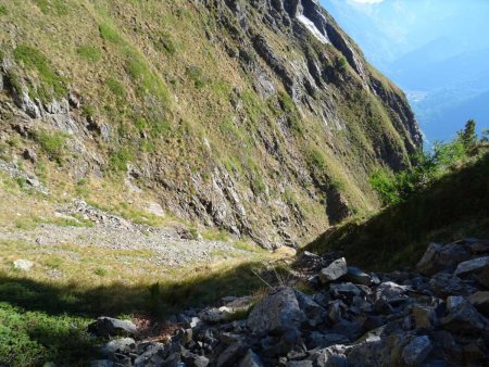 Au même endroit : à droite, le cône terminal de la combe Forane plonge sévèrement, pour sauter une haute falaise en-dessous. Impasse !