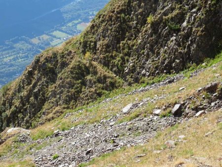 Pour complément : l’échappatoire conduit alors à ce chemin taillé dans la roche, qui permet d’atteindre le bas de la Combe Forane