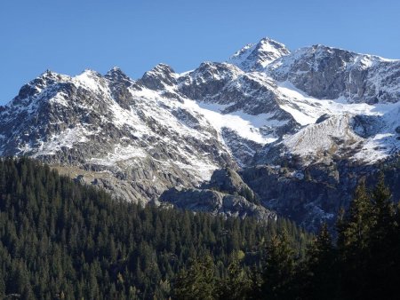 Un regard vers l’Aiguille de la Bérangère.