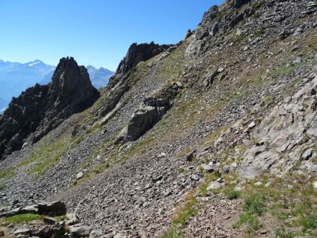 En amorçant le retour : vue sur la brèche où commence le couloir des skieurs «Coronillon Virus». A pied, il faut franchir la crête finement dentellé, à droite de la brèche