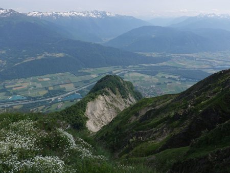 On domine toujours d’impressionnantes pentes plongeant vers la vallée.