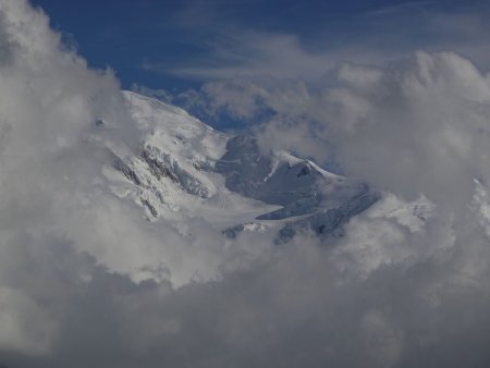 Le Mont Blanc se fait de plus en plus timide...