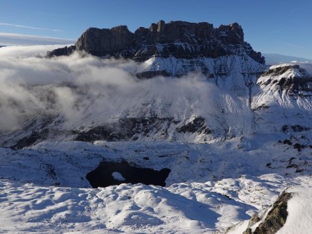 On domine le lac de Pormenaz, face aux Fiz.