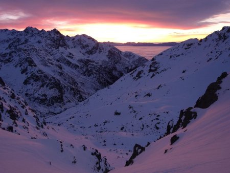 Plongée dans le raide couloir vers la combe du Vénétier...