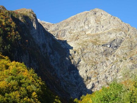 Après avoir traversé le ruisseau, voici la première vision de la combe Chave !