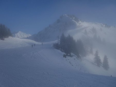 Montée rapide le long des pistes de ski, en direction du bleu...