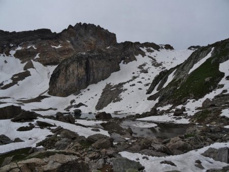 Le Lac sans nom. En arrière plan la Nova