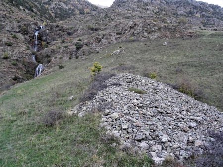 En voyant ce tas de cailloux (ainsi que plusieurs autres à côté) on mesure la quantité de travail des paysans d’antan afin de se dégager quelques arpents de terrain pour leurs bêtes