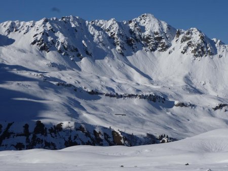 Un regard vers l’Aiguille de Roselette.