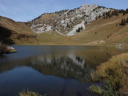 On passe à côté du lac d’Arvouin.