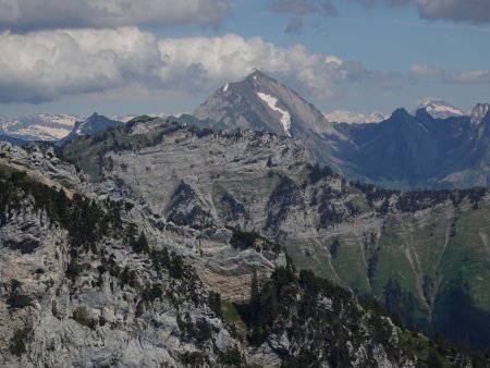 Au loin, la pyramide du Mont Charvin.