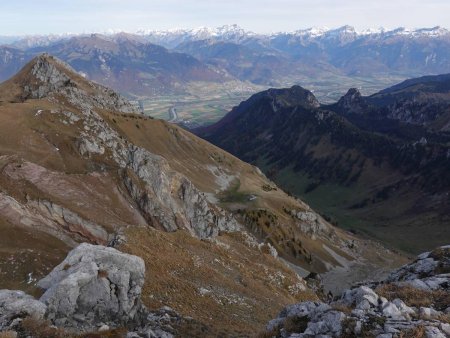 À l’extrémité de la crête, au-dessus du vallon de Vernaz.