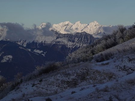 Au loin, les Vanils au soleil.