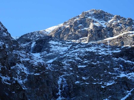 Huit cents mètres plus haut, la pointe de cette colossale muraille reçoit le soleil, elle. Mais en dessous, à l’ombre, tout est gelé, et les cascades de glace sont bien formées, malgré ce début d’hiver peu enneigé