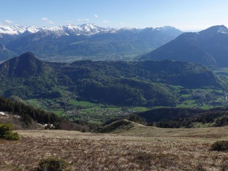 Au dessus de belles pentes herbeuses dominant la vallée...