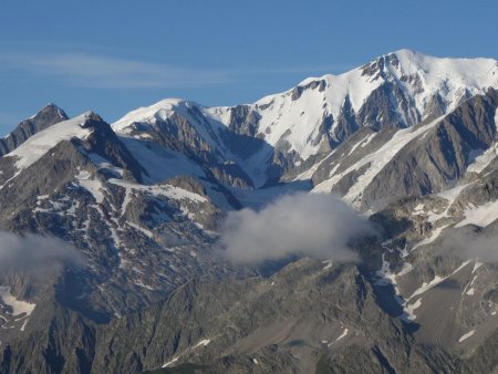 Un regard vers le bassin de Tré-la-Tête, les Dômes de Miage, le Dôme du Goûter et le Mont Blanc.